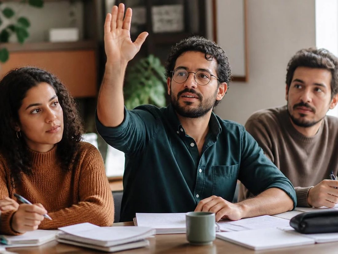 Grupo reduzido em volta da mesa, lendo folhas impressas com posições em disputa